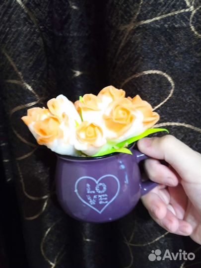 Букет из роз в кружке