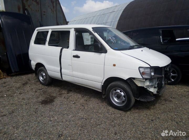 Обшивка двери правая Toyota Lite Ace Noah CR40 2C