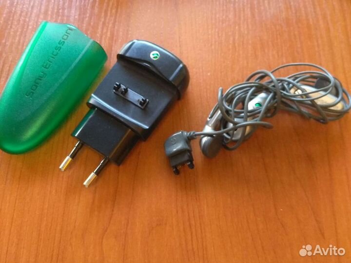 Зарядка и гарнитура сони к700