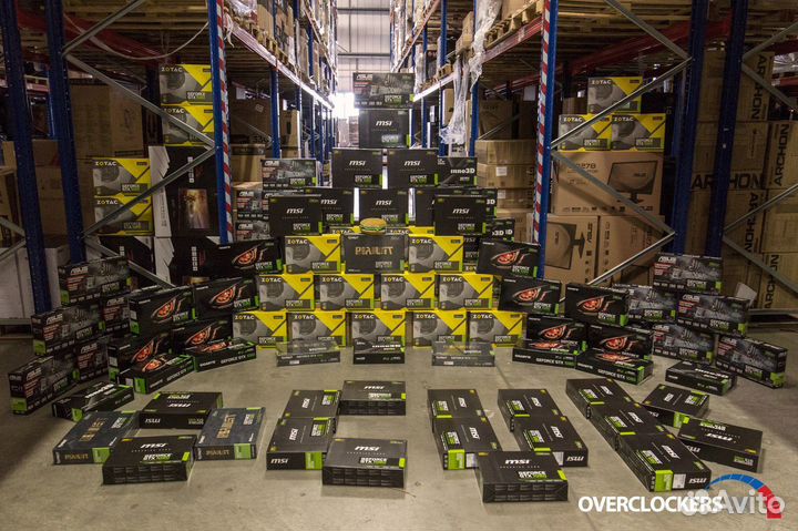 стопка компьютерных видеокарт на складе