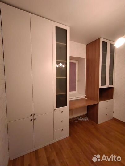 Рабочая зона у окна со шкафом