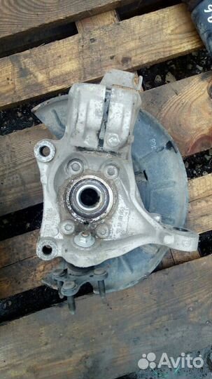 Поворотный кулак со ступицей Фольксваген Пассат В6