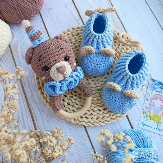Игрушки и пинетки для новорожденного