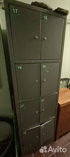 Металлический шкаф для сумок