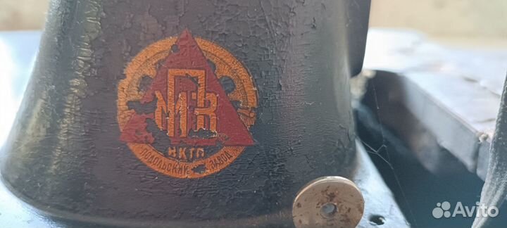 Антикварная швейная машинка