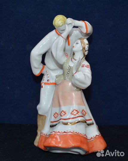 Фарфоровая статуэтка- белорусский танец. дулево