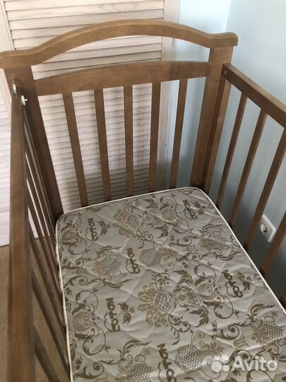 Детская кроватка с маятником и ящиком