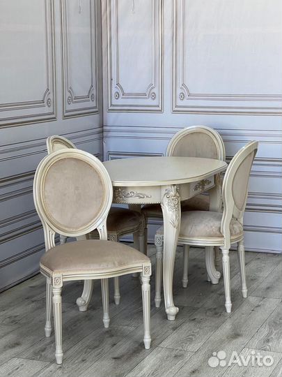 Стол и стулья