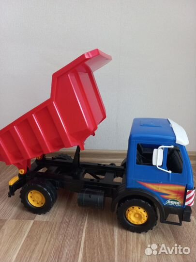 Самосвал мерседес