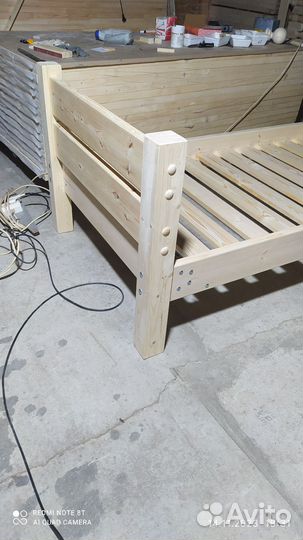 Кровать из массива дерева