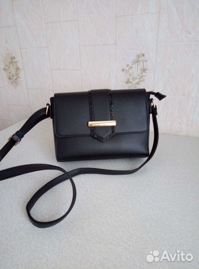 Хорошенькая маленькая сумочка на длинном ремешке