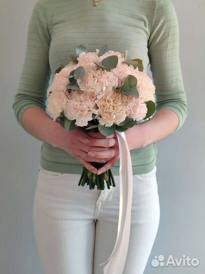 Свадебный букет из гвоздик и эвкалипта