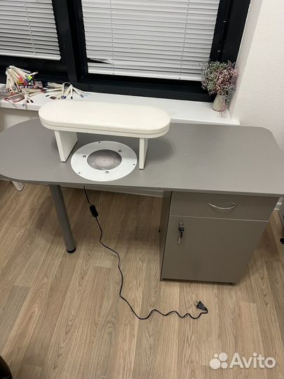 Маникюрный стол с вытяжкой бу