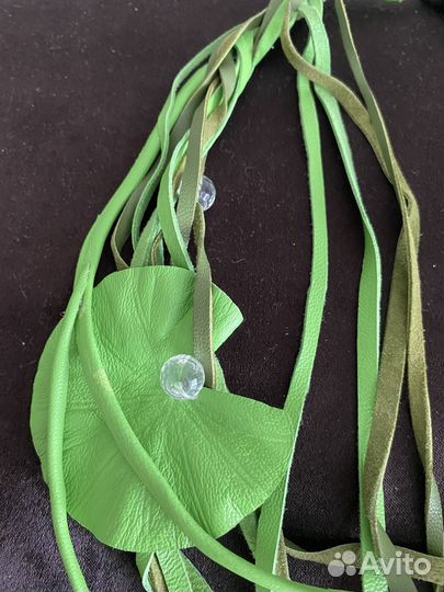 Уникальное колье из кожи с белым цветком