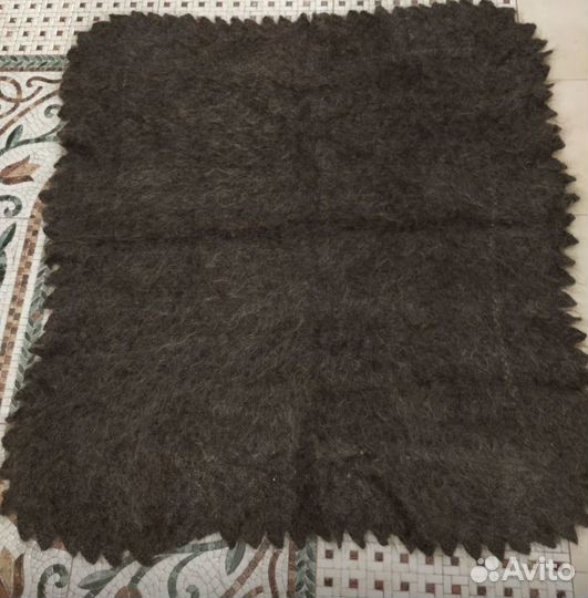 Два пуховых платка и косынка