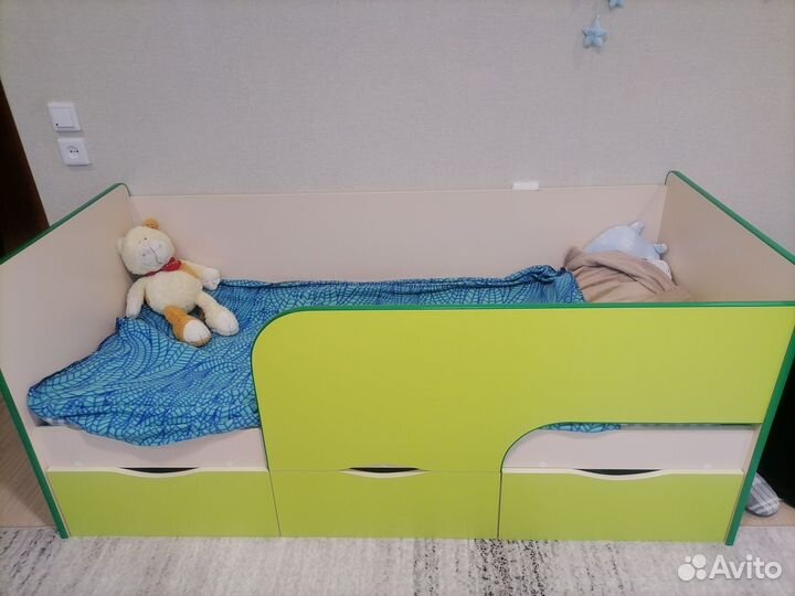 Детская кровать, полка, ящик для игрушек