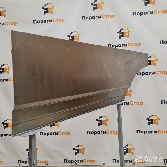 Карман перед задним левым колесом VW Crafter maxi