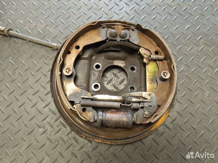 Щит тормозной зад/право на Mitsubishi Space Wagon