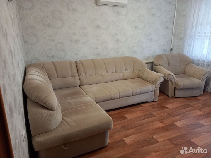 Угловой диван и кресло