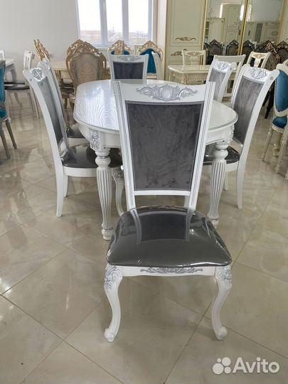 Стол и стулья