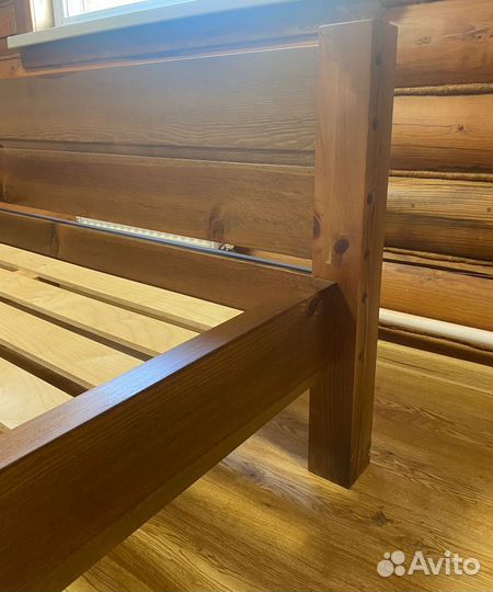 Кровать двухспальная массив