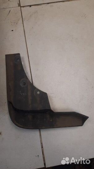 Брызговик передний правый Renault Duster