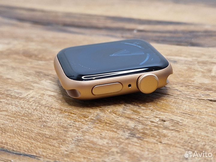 Apple Watch SE 40mm Aluminum Case Gold