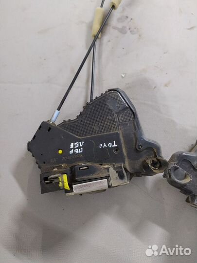 Замок двери передней Toyota Corolla E150