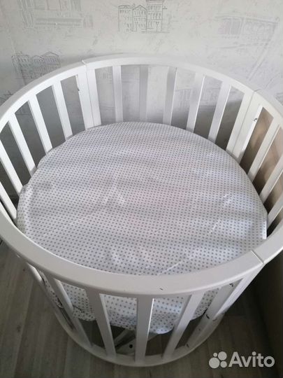 Детская кроватка с маятником круглая