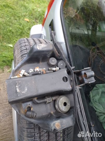 Крепление запасного колеса на Suzuki Jimny 2018 г