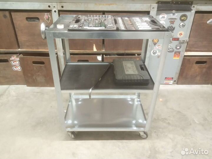 Тележка для инструмента на колесах