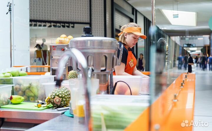 Продавец бариста на точку с напитками