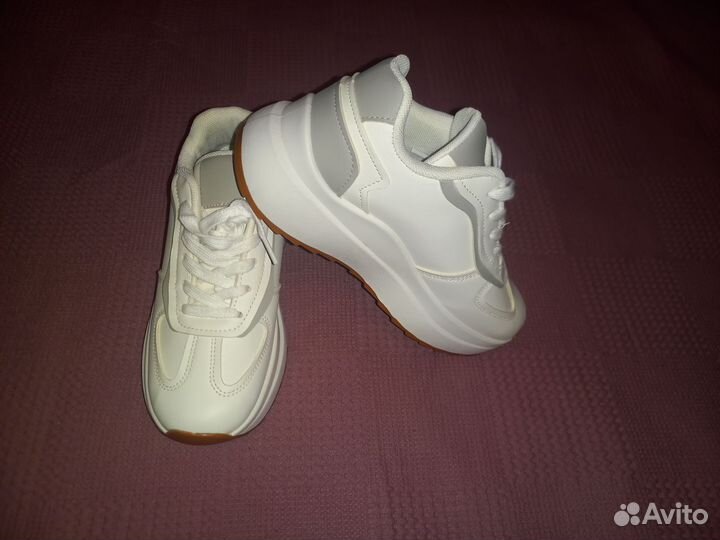 Кроссовки женские