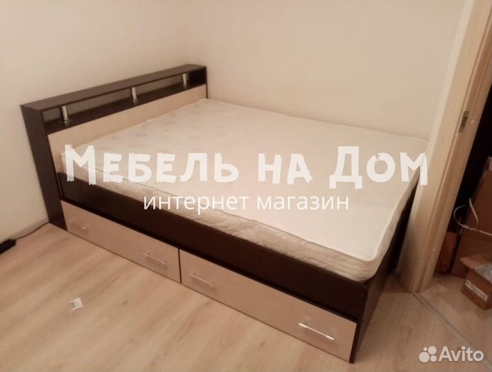 Кровать двухспальная с матрасом