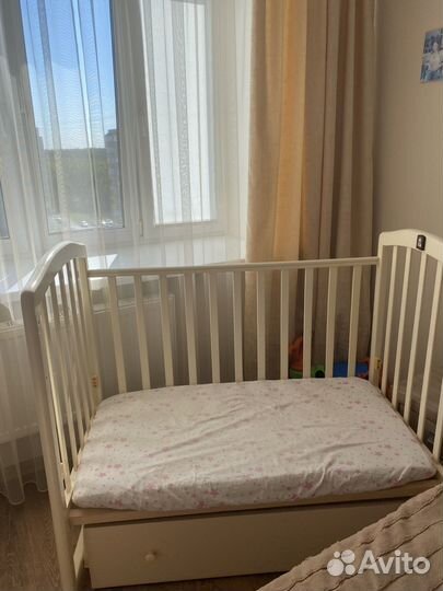 Детская кроватка с маятником и ящиком