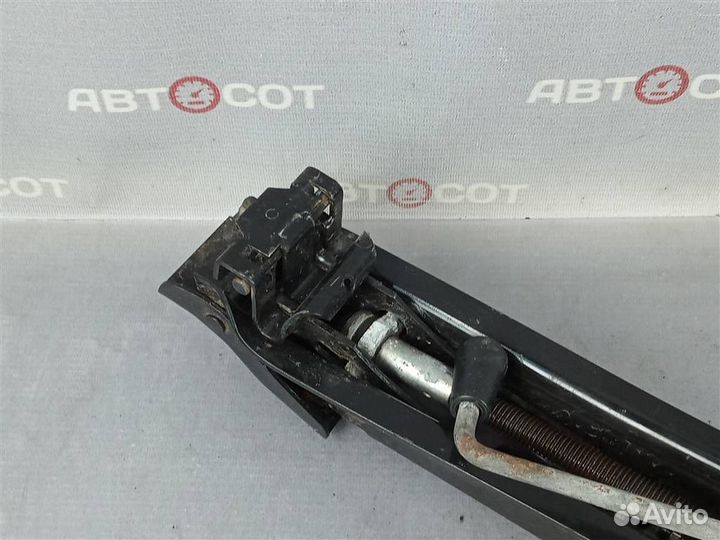 Домкрат автомобильный VW Golf VI 2009-2012