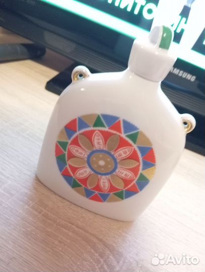 Фарфоровая бутылка