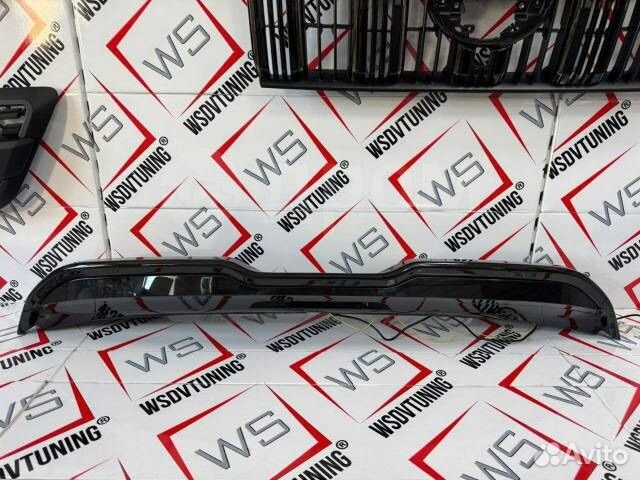 Спойлер верхний черный Land Cruiser 200/2008-2022