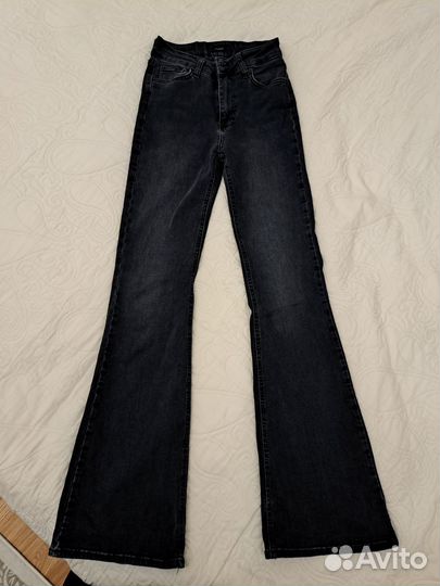 Джинсы клеш от колена черные