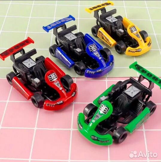 Игрушечная машинка пластиковая
