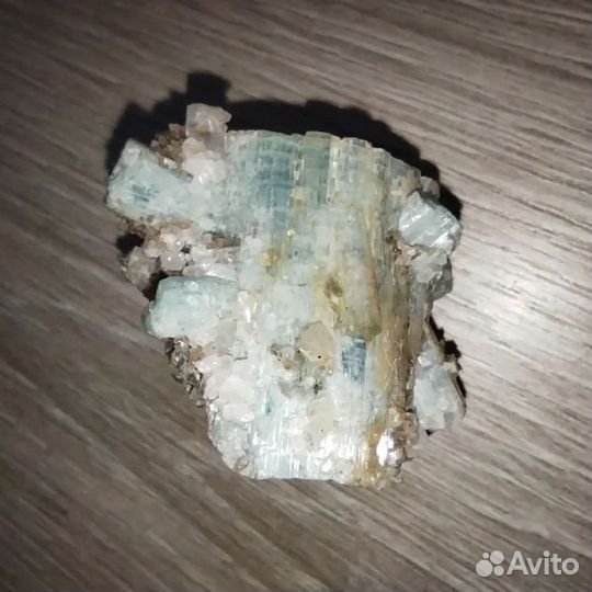 Кристалл аквамарина с топазами