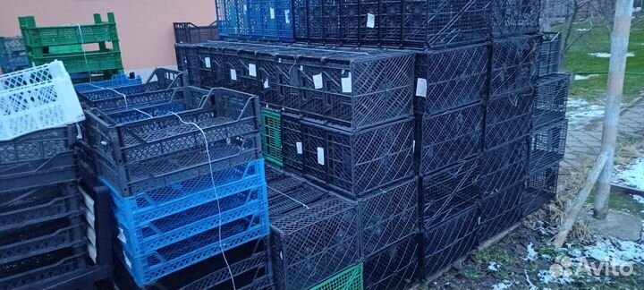 Пластиковые ящики. Много