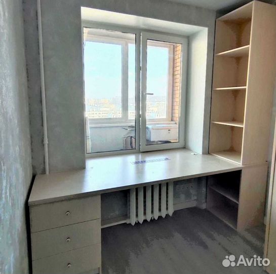 Рабочая зона в углу у окна