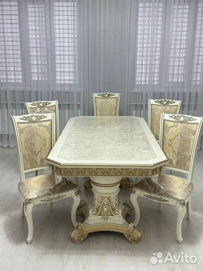 Стол и стулья