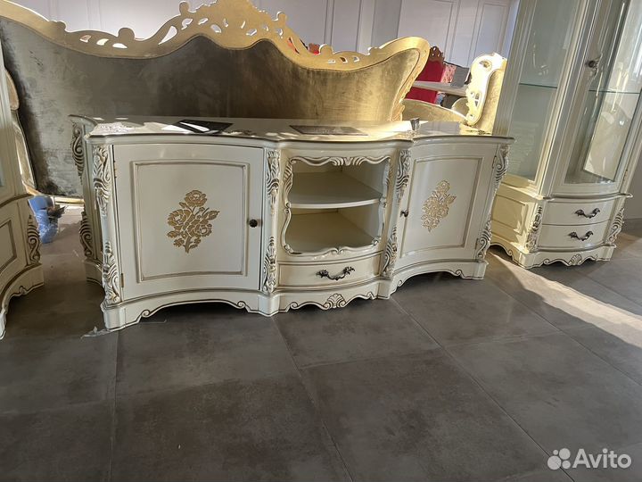 Шкаф витрина