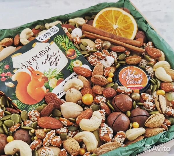 Новогодние подарки в коробке