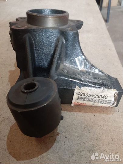 Кулак задний левый toyota camry 4230533040