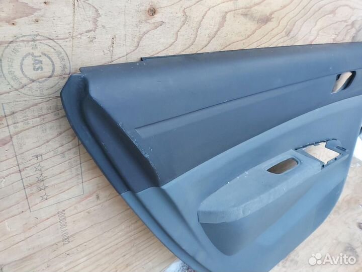 Обшивка двери задней левой Toyota Prius 2