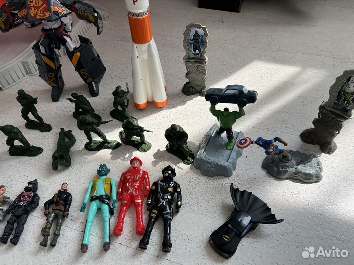 Набор солдатиков и др игрушек, 23 шт