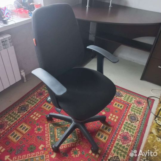 Компьютерный стол со стулом